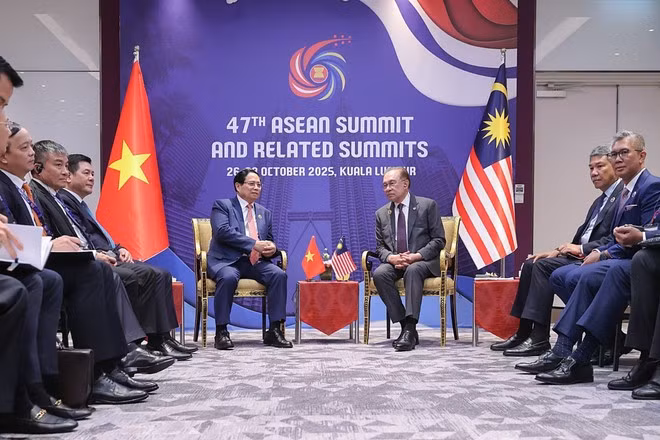El primer ministro de Vietnam, Pham Minh Chinh, dialoga con su homólogo de Malasia, Anwar Ibrahim. (Foto: VNA)