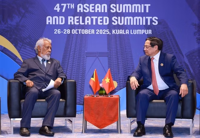 El primer ministro de Vietnam, Pham Minh Chinh, conversa con su homólogo timorense, Xanana Gusmão. (Foto: VNA)