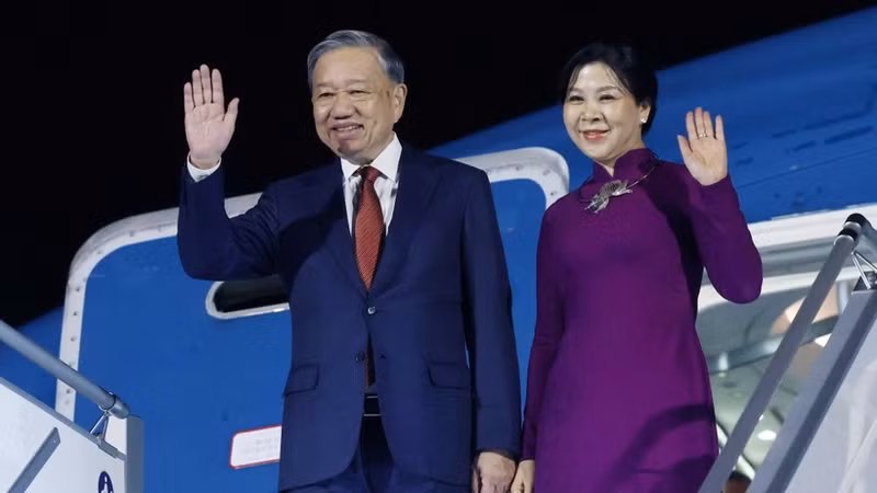Ceremonia de bienvenida al secretario general del PCV, To Lam, y su esposa en el Aeropuerto Internacional de Sofía. (Foto: Thong Nhat/VNA)