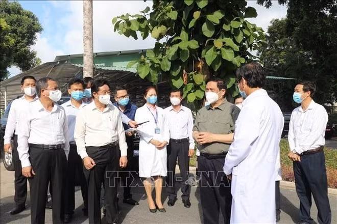 Una delegación gubernamental encabezada por el primer ministro Pham Minh Chinh inspecciona las labores de prevención y tratamiento de Covid-19 en el Hospital General de Binh Duong el 27 de junio de 2021. (Foto: VNA)