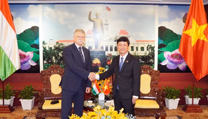 Vo Van Minh, subsecretario del Comité del Partido y presidente del Consejo Popular de Ciudad Ho Chi Minh, recibe al presidente de la Asamblea Nacional de Hungría, Kover Laszlo. (Foto: VNA)