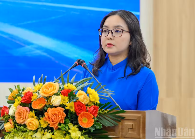 Le Khanh Binh, secretaria del Comité de la UJCHCM en el periódico Nhan Dan en el mandato XXVII (2020-2025), pronuncia un discurso.
