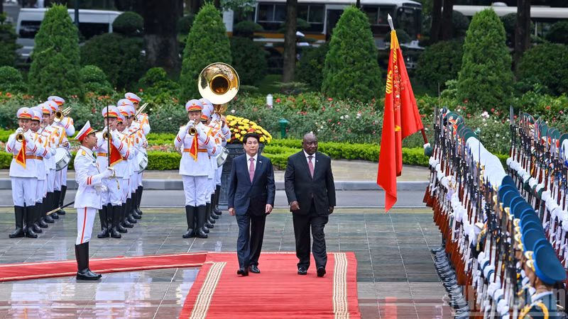 El presidente Luong Cuong y su par sudafricano Matamela Cyril Ramaphosa pasan revista a la Guardia de Honor del Ejército Popular de Vietnam.