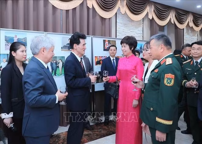 La directora general de la VNA, Vu Viet Trang, y los delegados felicitan al embajador y al personal de la misión diplomática de Corea del Norte en Vietnam con motivo del 80º aniversario de la fundación del Partido del Trabajo de Corea (10 de octubre ). (Foto: VNA)
