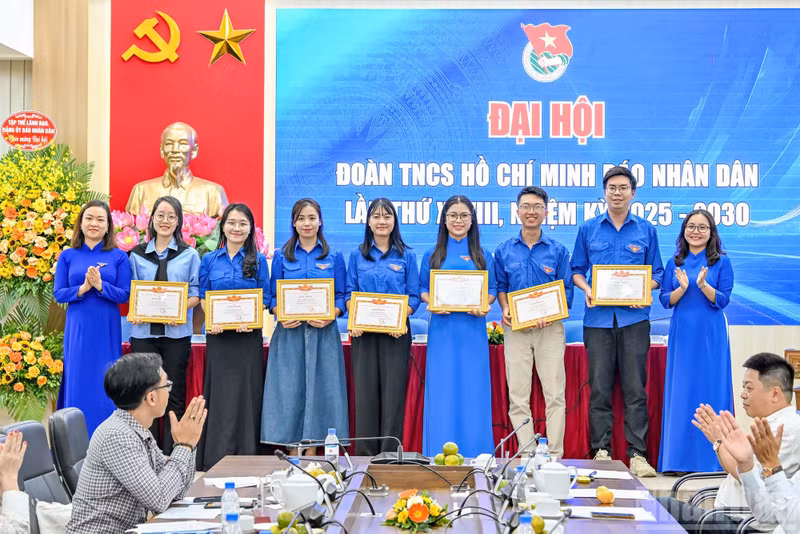 El Comité de la UJCHCM en el periódico Nhan Dan, correspondiente al XXVIII mandato, entrega diplomas de reconocimiento a jóvenes destacados durante el último período.