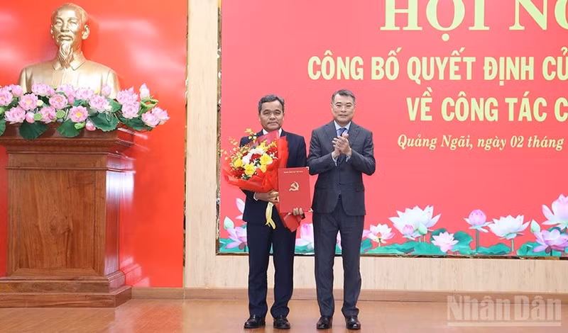Entregan la Decisión a Ho Van Nien, nuevo secretario del Comité partidista de Quang Ngai. (Foto: Nhan Dan)