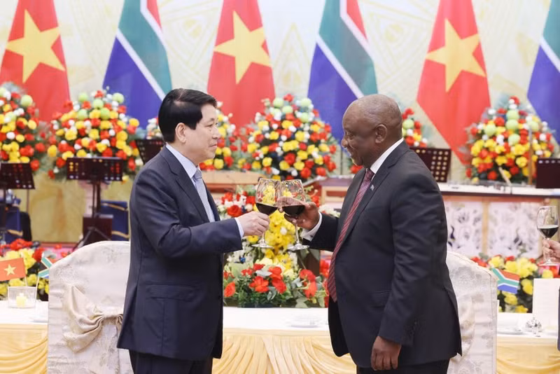 Luong Cuong recibie con un banquete al presidente Cyril Ramaphosa durante su visita de Estado. (Foto: VNA)