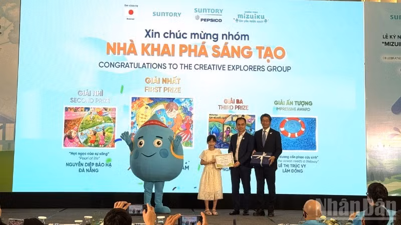 Los organizadores entregan premios a los ganadores del concurso de creatividad sobre protección del agua para estudiantes.