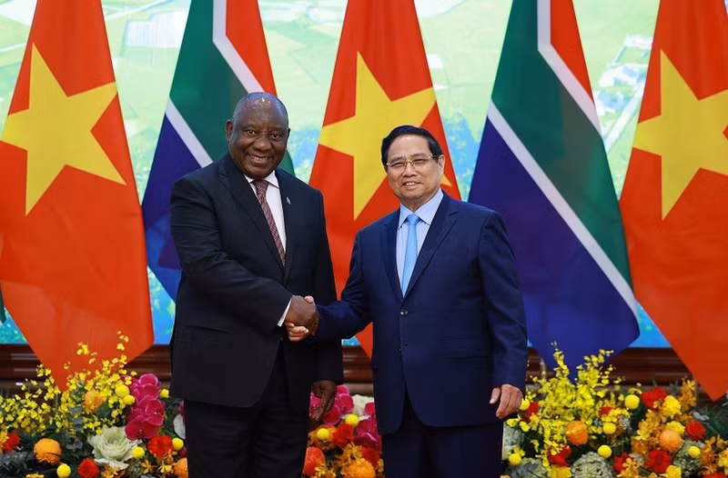 El primer ministro de Vietnam, Pham Minh Chinh, y el presidente de Sudáfrica, Matamela Cyril Ramaphosa. (Foto: VNA)