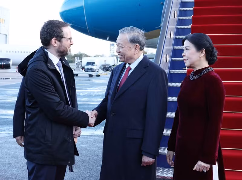 Ceremonia de bienvenida para el secretario general del Partido Comunista de Vietnam, To Lam, y su esposa en el aeropuerto de Londres Stansted. (Foto: VNA)