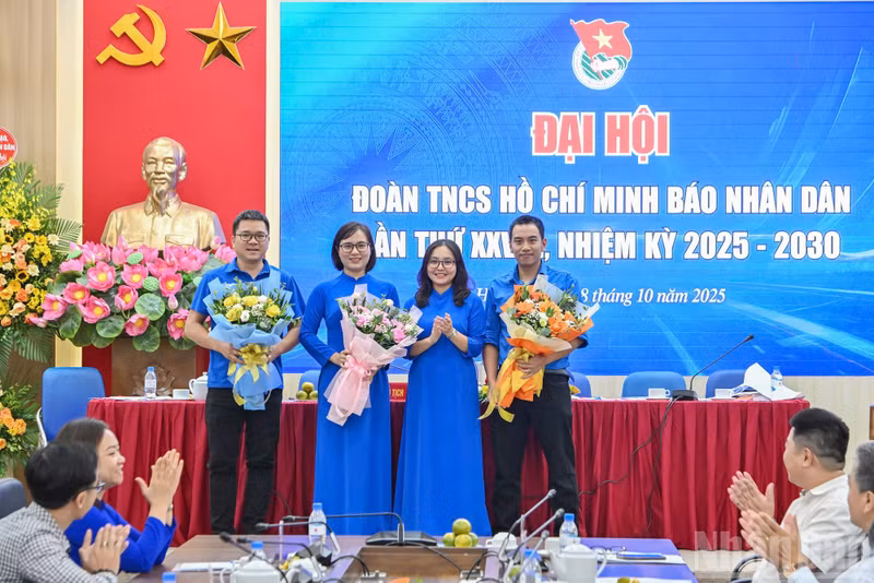 Ceremonia de despedida a los miembros del Comité de la UJCHCM en el periódico Nhan Dan del XXVII mandato.