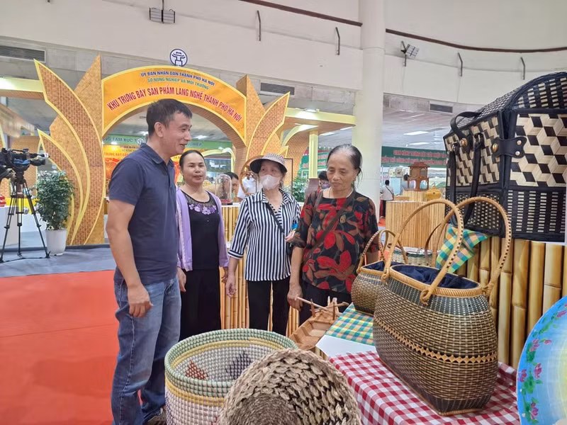 Visitantes a la feria. (Foto: giaoducthoidai.vn)