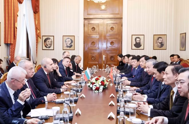 El secretario general del Partido Comunista de Vietnam, To Lam, y el presidente de Bulgaria, Rumen Radev, en la conversación oficial. (Foto: VNA)