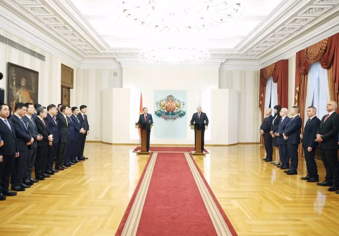El secretario general del Partido Comunista de Vietnam, To Lam, y el presidente de Bulgaria, Rumen Radev, durante una rueda de prensa realizada tras sus conversaciones en Sofía. (Foto: VNA)