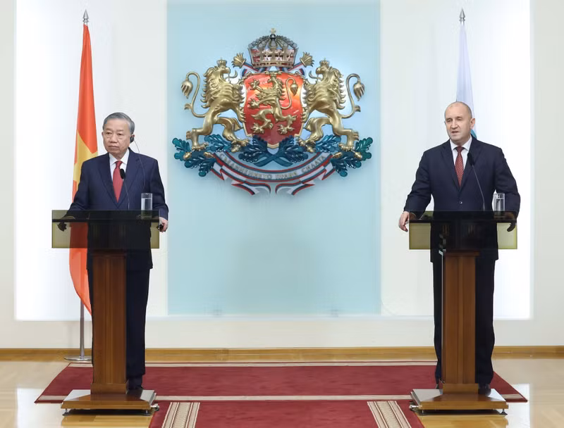 El secretario general del PCV, To Lam, y el presidente de Bulgaria, Rumen Radev, durante la rueda de prensa conjunta. (Foto: Thong Nhat/VNA)