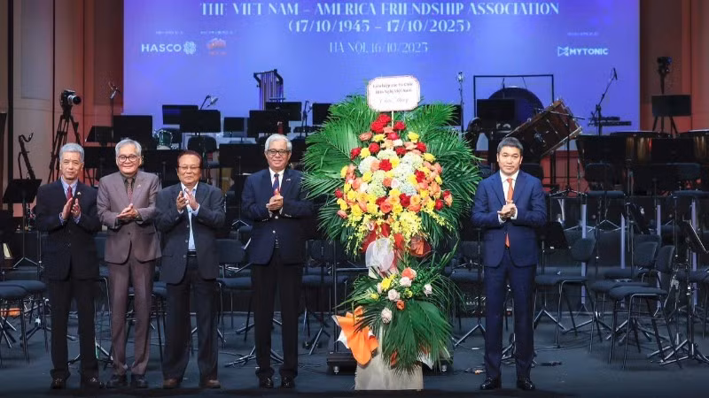 El presidente de la Unión de Organizaciones de Amistad de Vietnam, Phan Anh Son, entrega flores para felicitar a la Asociación Vietnam-Estados Unidos. 