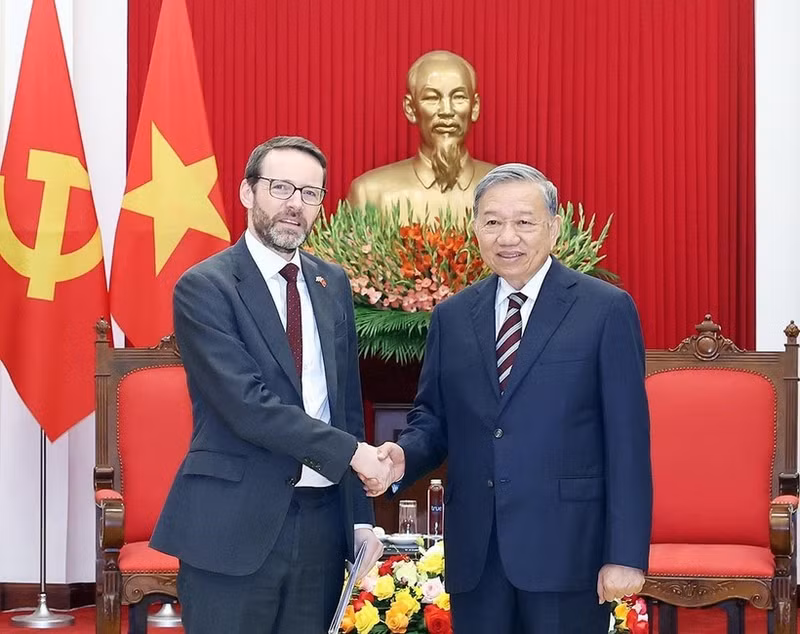 El secretario general del Partido Comunista de Vietnam (PCV), To Lam, recibe al embajador de Reino Unido en el país, Iain Frew, el 17 de octubre. (Foto: VNA)