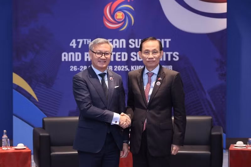 El ministro de Relaciones Exteriores de Vietnam, Le Hoai Trung, y su homólogo laosiano, Thongsavanh Phomvihane. (Foto: VNA)