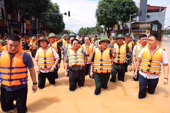 El primer ministro Pham Minh Chinh dirige las labores de rescate y la superación de las consecuencias de las intensas lluvias que causaron inundaciones generalizadas en el barrio de Phan Dinh Phung, de la provincia de Thai Nguyen. (Foto: VNA)