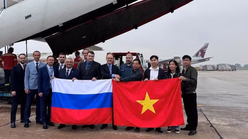El embajador de Rusia en Vietnam, Gennady Bezdetko, entrega la asistencia humanitaria al representante del Departamento de Gestión de Diques y Prevención y Control de Desastres Naturales. (Foto: Embajada de Rusia en Vietnam)