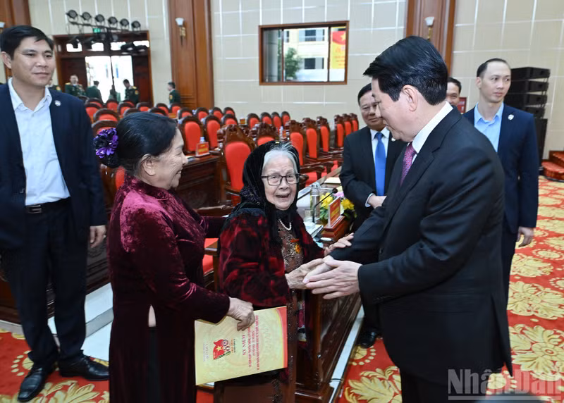 El presidente Luong Cuong y las Madres Heroicas Vietnamitas en la ceremonia.