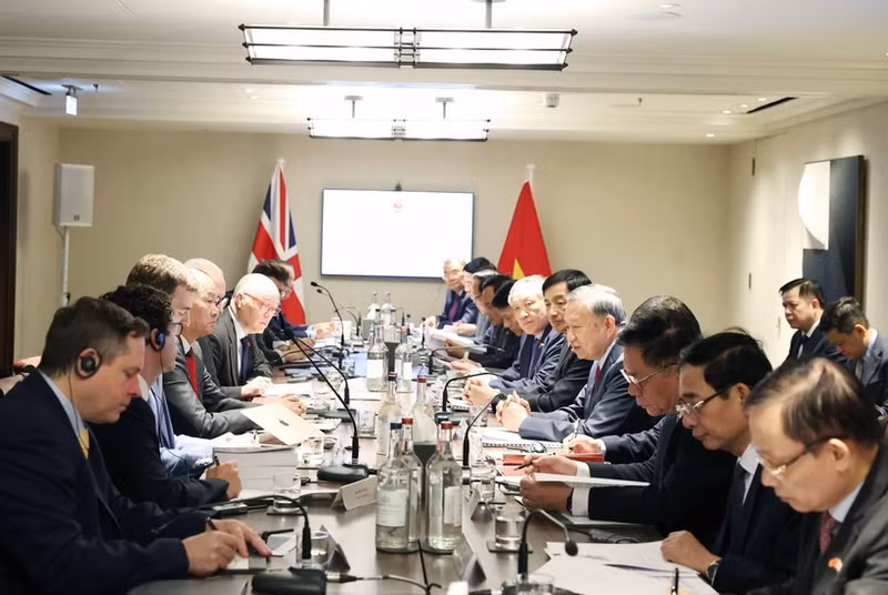 El secretario general del Partido Comunista de Vietnam, To Lam, dialoga con expertos en IA. (Foto: VNA)
