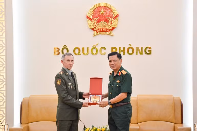 El coronel general Nguyen Truong Thang entrega un obsequio de recuerdo al coronel Belosludtsev Sergey Vladimirovich.