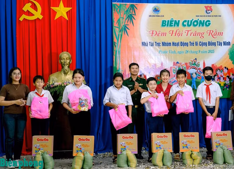 El puesto fronterizo Lo Go, de la Guardia Fronteriza de la sureña provincia de Tay Ninh, entrega regalos del Medio Otoño a las escuelas de la comuna de Phuoc Vinh. (Foto: Minh Luan/Periódico de la Guardafronteras)