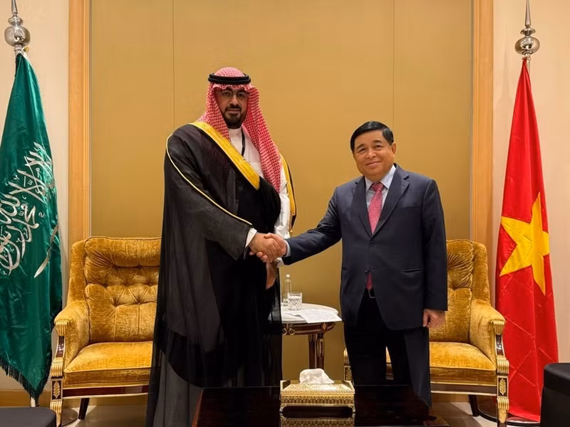 El viceprimer ministro de Vietnam, Nguyen Chi Dung, se reúne con el ministro saudí de Economía y Planificación, Faisal bin Fadhil Al-Ibrahim. (Foto: VNA)