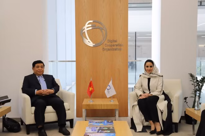 El viceprimer ministro de Vietnam, Nguyen Chi Dung, se reúne con Deemah AIYahya, de la Organización de Cooperación Digital. (Foto: VNA)