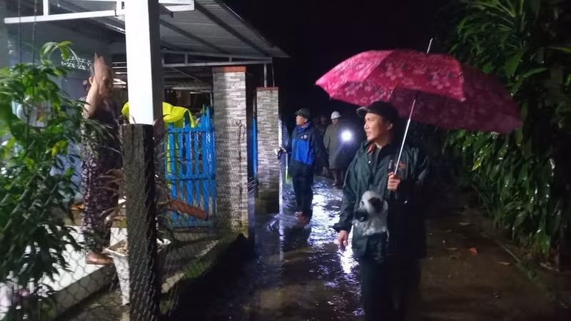 El vicepresidente del Comité Popular de la ciudad de Da Nang, Tran Nam Hung, inspecciona los graves deslizamientos de tierra en la Ruta Nacional 40B. (Foto: VNA)