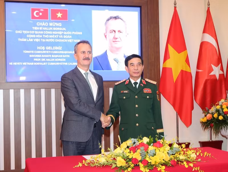 El ministro de Defensa de Vietnam, general Phan Van Giang y Haluk Gorgun, presidente de la Agencia de la Industria de Defensa de Turquía. (Foto: VNA)