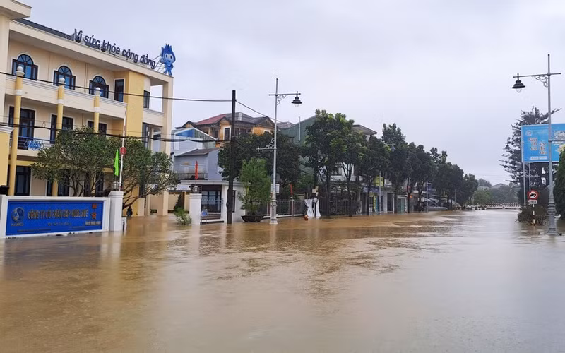 La zona que conduce al puente Cau Lon en la calle de Bui Thi Xuan, barrio de Thuan Hoa, ciudad de Hue todavía está profundamente inundada en la mañana del 28 de octubre. (Foto: VNA)