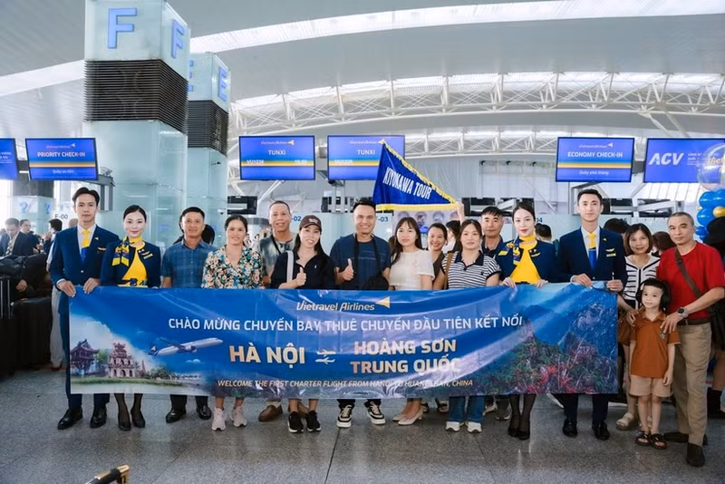 Vietravel Airlines operó con éxito su primer vuelo chárter entre Hanói y Huangshan, China. (Foto: VNA)