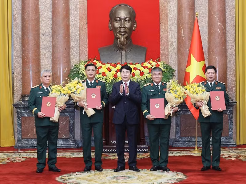 El presidente Luong Cuong entrega las decisiones a los viceministros de Defensa Nguyen Hong Thai, Nguyen Van Hien, Nguyen Truong Thang, y el subjefe del Estado Mayor General del EPV, Nguyen Quang Ngoc. (Foto: VNA)