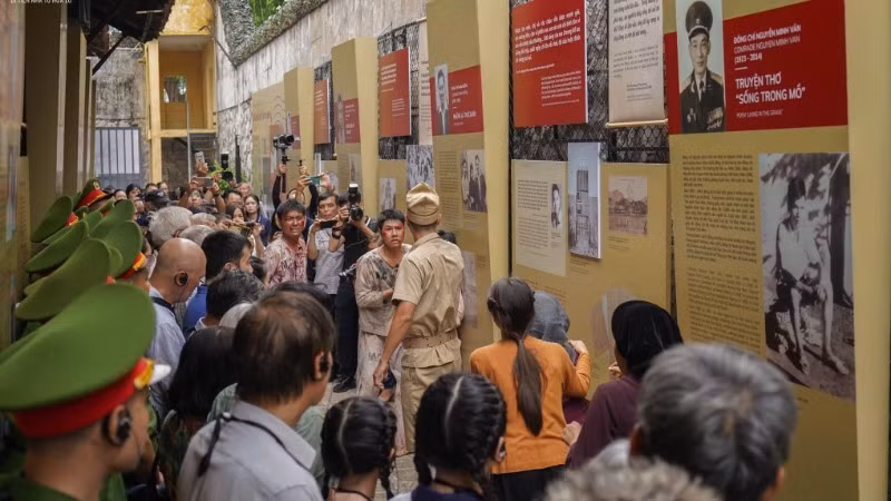 Emotiva escena sobre la vida revolucionaria del combatiente Pham Huong.