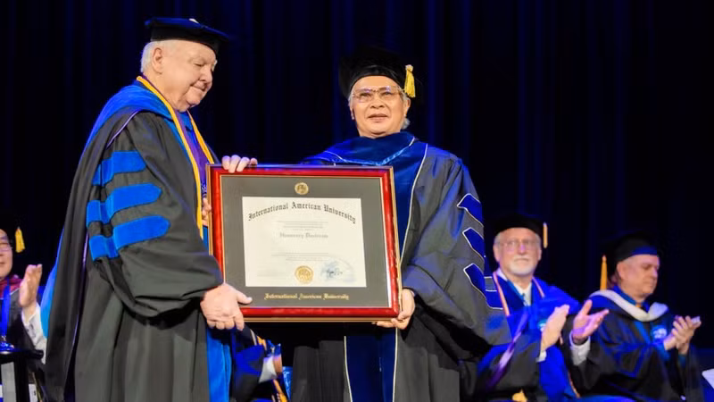 El doctor Nguyen Xuan Lam recibe el título de Profesor Honorario de la Universidad Internacional Americana. 