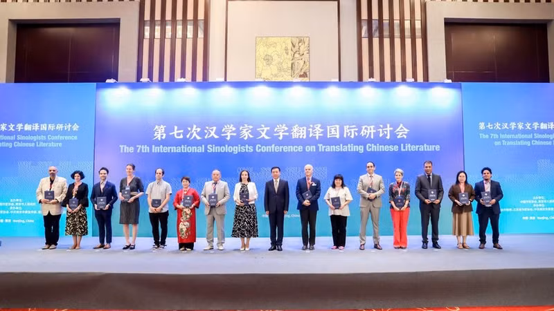 Traductores homenajeados en el seminario. (Foto: Chibooks)