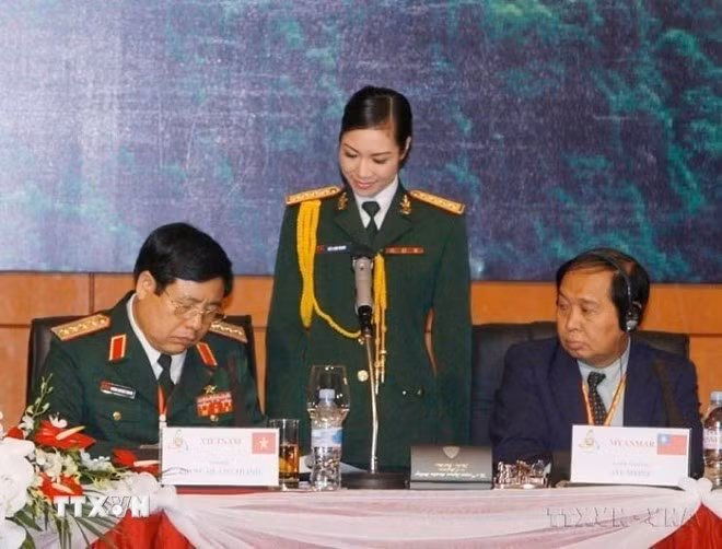 En la firma de la Declaración Conjunta en la IV Reunión de Ministros de Defensa de de ASEAN en Hanói en 2010. (Foto: VNA)