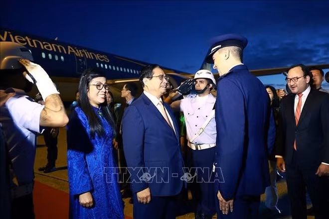 En la ceremonia de bienvenida al jefe de Gobierno vietnamita y su esposa en la base aérea militar Galeão. (Foto: VNA)