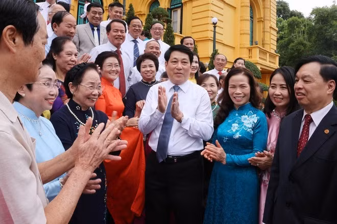 El presidente Luong Cuong y delegados. (Foto: VNA)