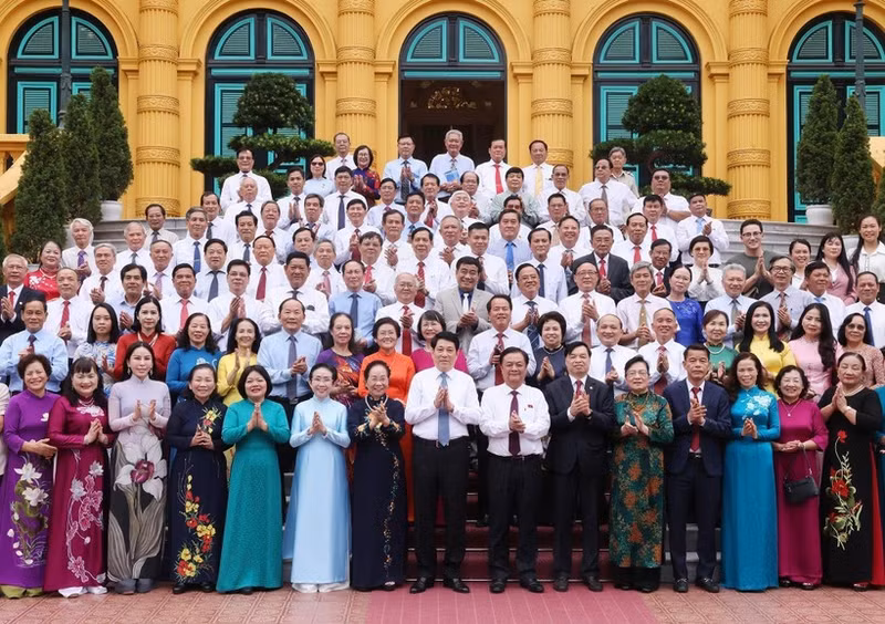 El presidente Luong Cuong y delegados. (Foto: VNA)
