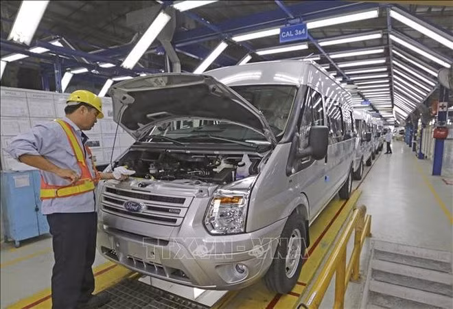 Producción de coches de pasajeros en la fábrica de ensamblaje de automóviles Ford Hai Duong. (Foto. VNA)