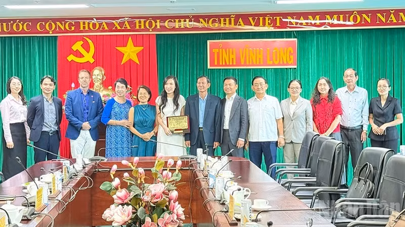 La delegación del Foro Económico Vietnam-Suiza se toma una foto de recuerdo con los líderes de la provincia de Vinh Long.