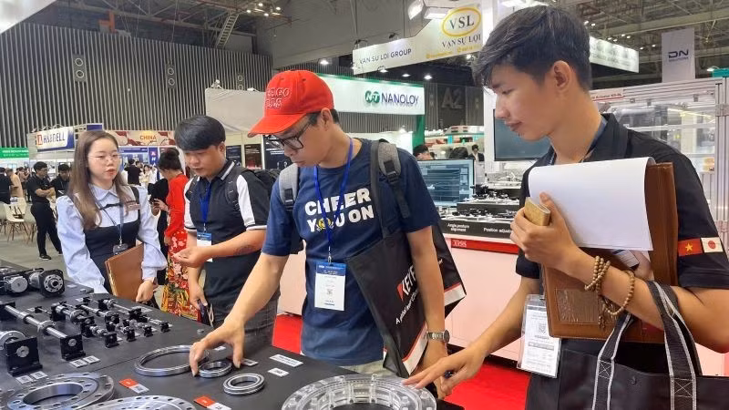 Una empresa presenta una mesa giratoria con base para robots en la Exposición MTA Vietnam 2025.