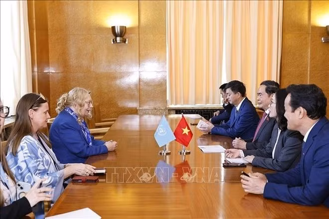 Durante el encuentro entre Tran Thanh Man, presidente de la Asamblea Nacional de Vietnam, y Tatiana Valovaya, directora general de la Oficina de la ONU en Ginebra. (Foto: VNA)