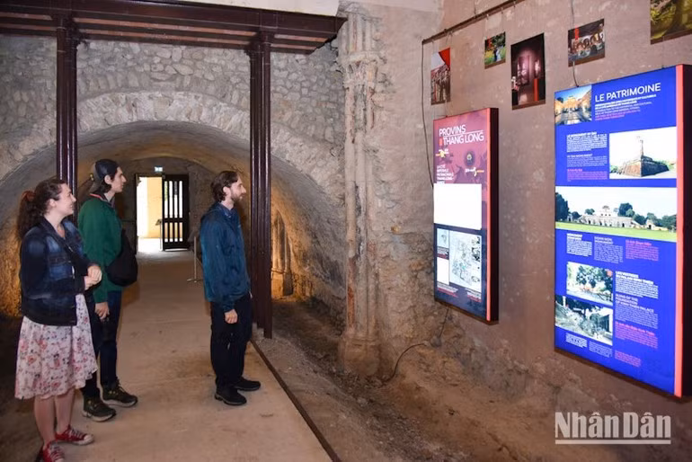 Los residentes de Provins aprecian imágenes de la Ciudadela Imperial de Thang Long y Co Loa. (Foto: KHAI HOAN)