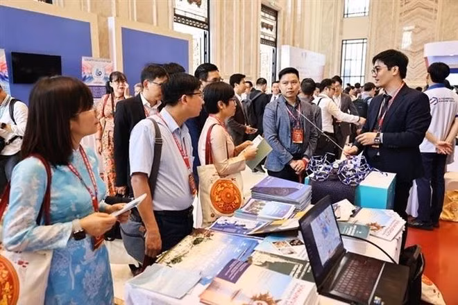 Pabellones de investigación de las delegaciones asistentes al VI Foro Global de Jóvenes Intelectuales Vietnamitas 2025. (Foto: VNA)