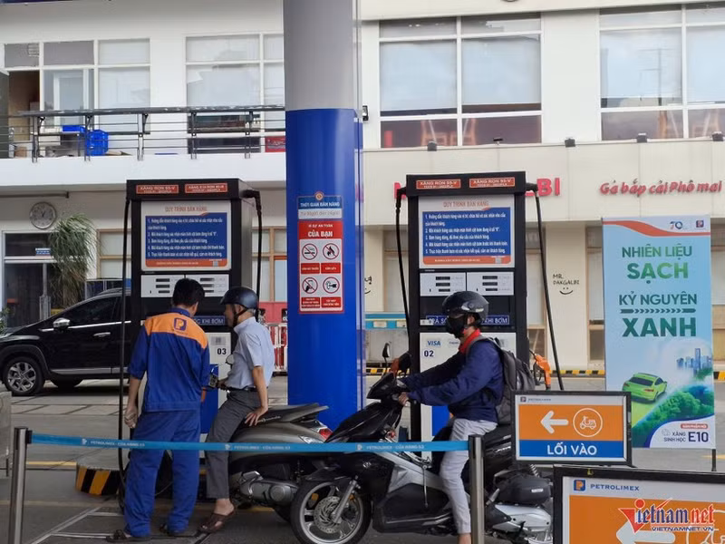 Una tienda que vende gasolina E10 en el barrio de Cau Kieu, Ciudad Ho Chi Minh. (Foto: Internet)
