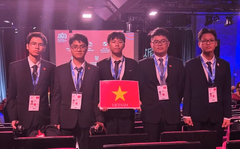 Estudiantes vietnamitas que gararon en el concurso. 
